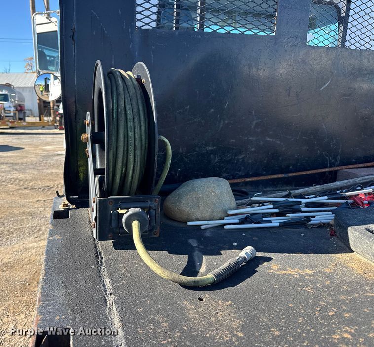 image for item EF2288 1995 International 4900 flatbed truck