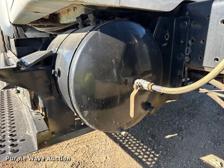 image for item EF2288 1995 International 4900 flatbed truck