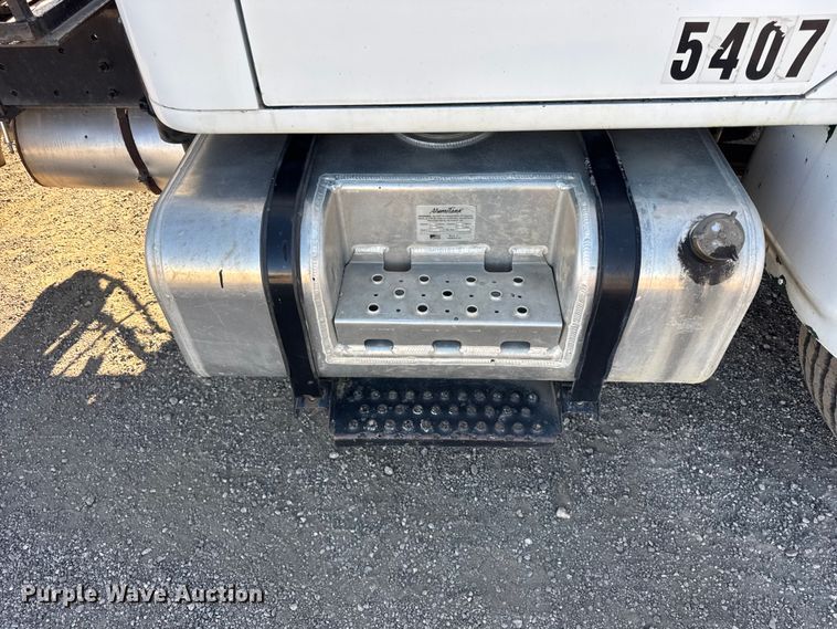 image for item EF2288 1995 International 4900 flatbed truck