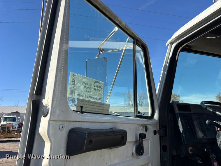 image for item EF2288 1995 International 4900 flatbed truck