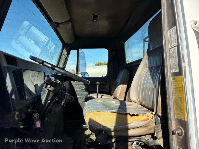 image for item EF2288 1995 International 4900 flatbed truck