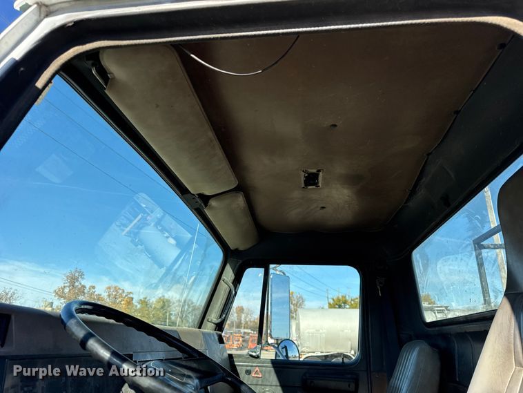 image for item EF2288 1995 International 4900 flatbed truck