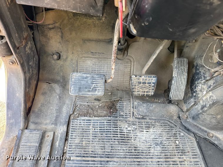 image for item EF2288 1995 International 4900 flatbed truck