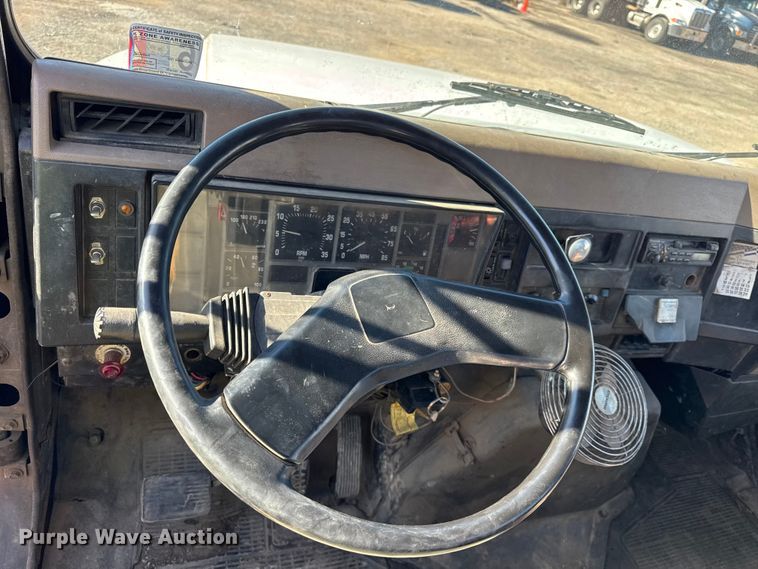 image for item EF2288 1995 International 4900 flatbed truck