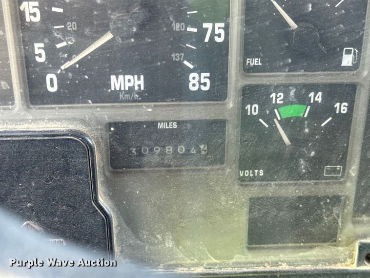 image for item EF2288 1995 International 4900 flatbed truck