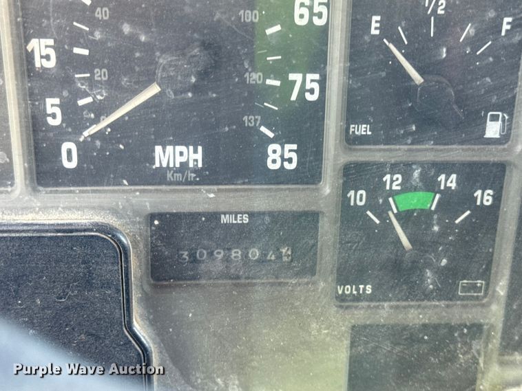 image for item EF2288 1995 International 4900 flatbed truck