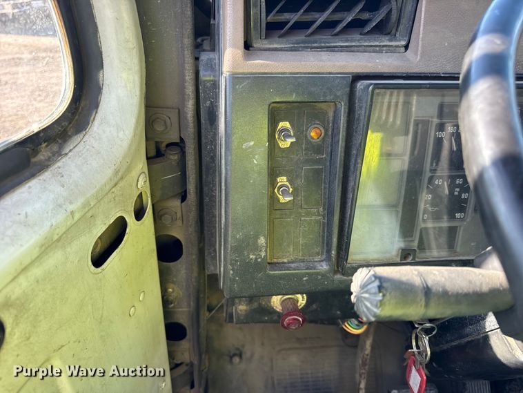 image for item EF2288 1995 International 4900 flatbed truck