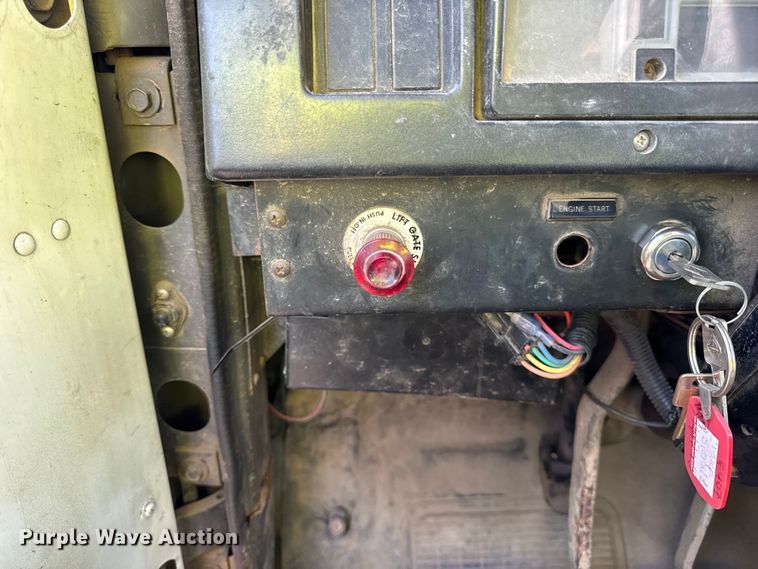 image for item EF2288 1995 International 4900 flatbed truck