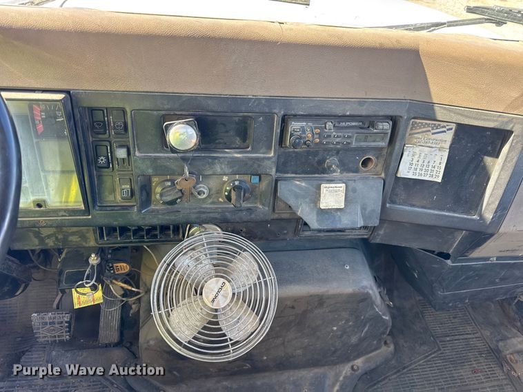 image for item EF2288 1995 International 4900 flatbed truck