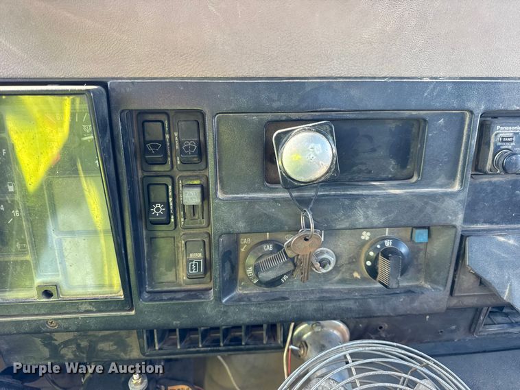 image for item EF2288 1995 International 4900 flatbed truck