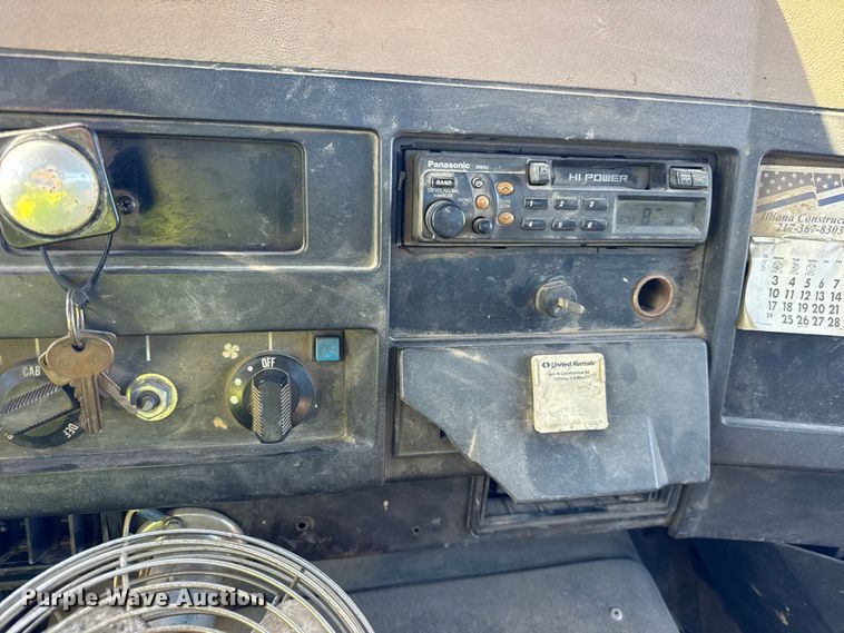 image for item EF2288 1995 International 4900 flatbed truck