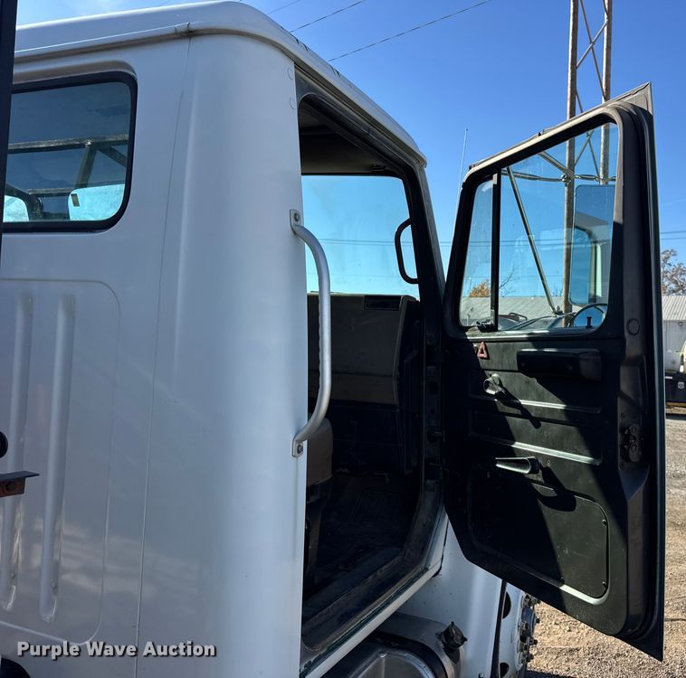 image for item EF2288 1995 International 4900 flatbed truck