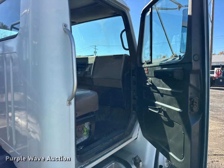 image for item EF2288 1995 International 4900 flatbed truck