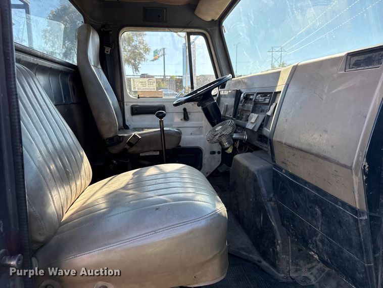 image for item EF2288 1995 International 4900 flatbed truck