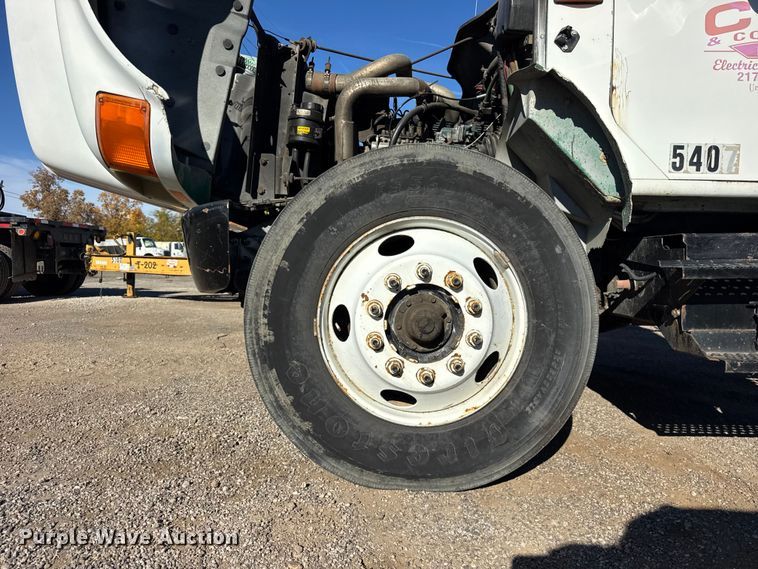 image for item EF2288 1995 International 4900 flatbed truck