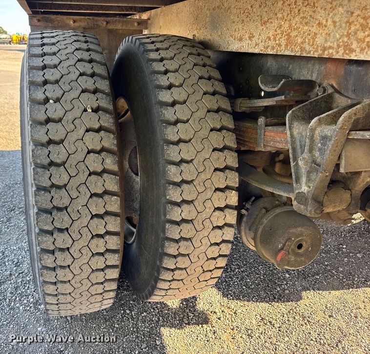 image for item EF2288 1995 International 4900 flatbed truck