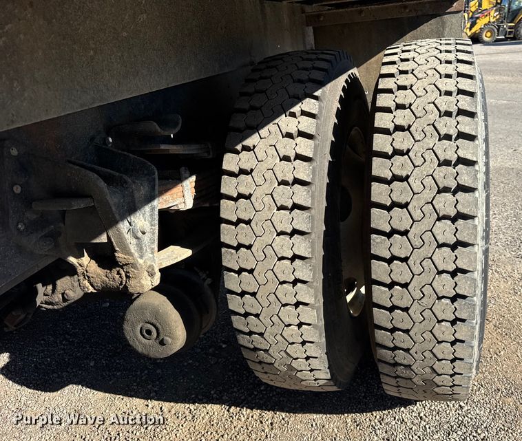 image for item EF2288 1995 International 4900 flatbed truck