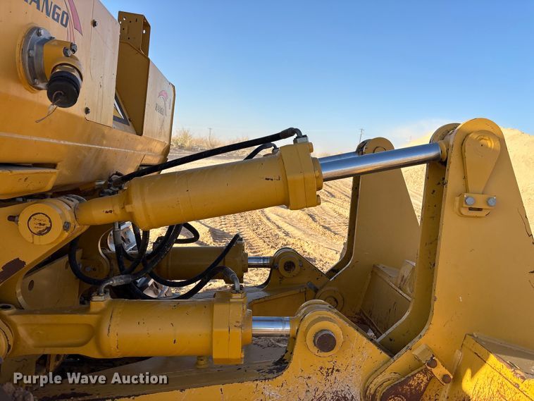 image for item EF6137 2017 Caterpillar D8T dozer