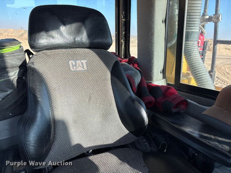 image for item EF6137 2017 Caterpillar D8T dozer