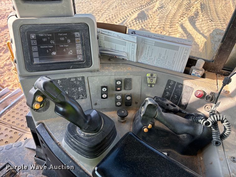 image for item EF6137 2017 Caterpillar D8T dozer