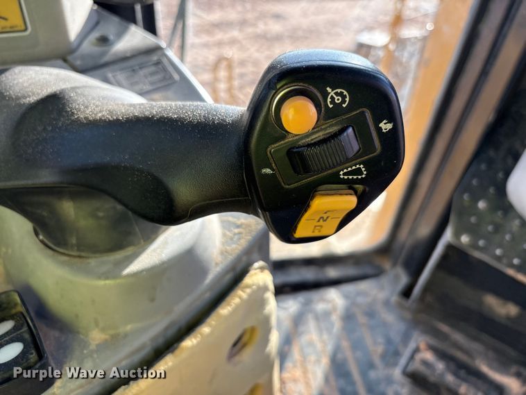 image for item EF6137 2017 Caterpillar D8T dozer