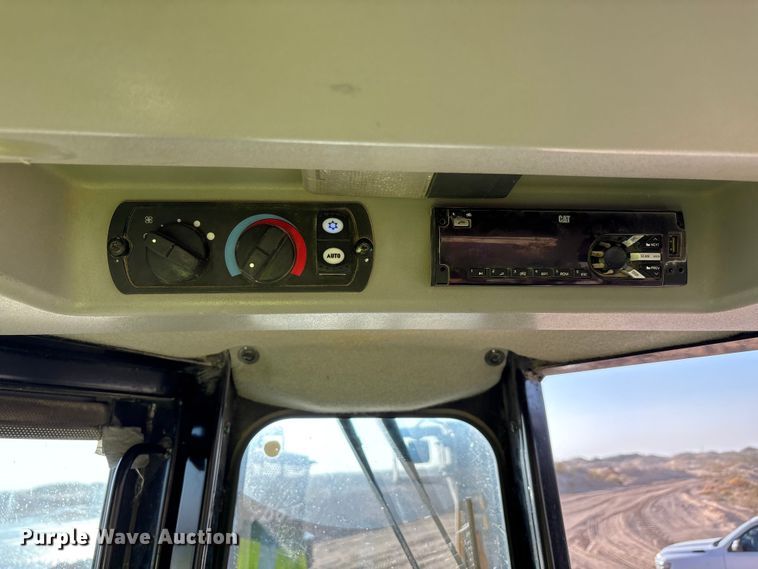 image for item EF6137 2017 Caterpillar D8T dozer