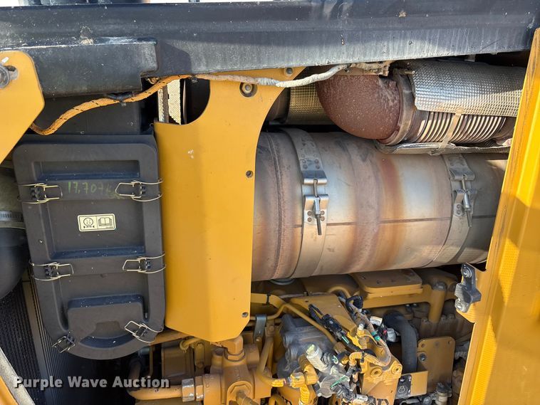 image for item EF6137 2017 Caterpillar D8T dozer