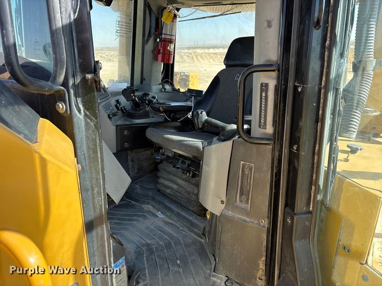 image for item EF6139 2017 Caterpillar D8T dozer