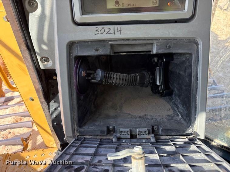 image for item EF6139 2017 Caterpillar D8T dozer