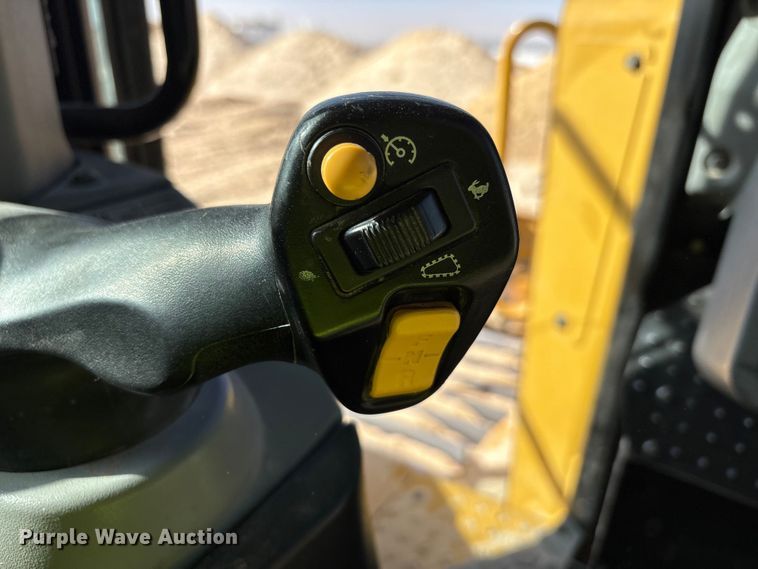 image for item EF6139 2017 Caterpillar D8T dozer