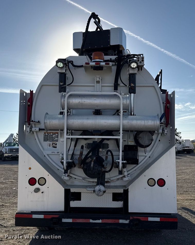 image for item EG1736 2013 Peterbilt 367 vacuum truck