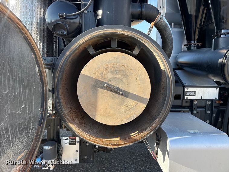 image for item EG1736 2013 Peterbilt 367 vacuum truck