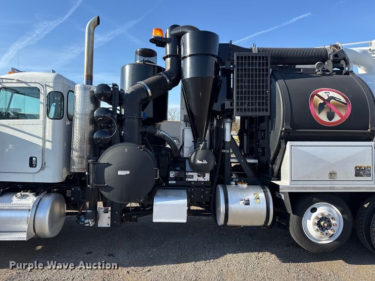 image for item EG1736 2013 Peterbilt 367 vacuum truck