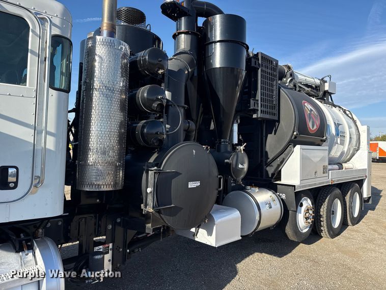 image for item EG1736 2013 Peterbilt 367 vacuum truck