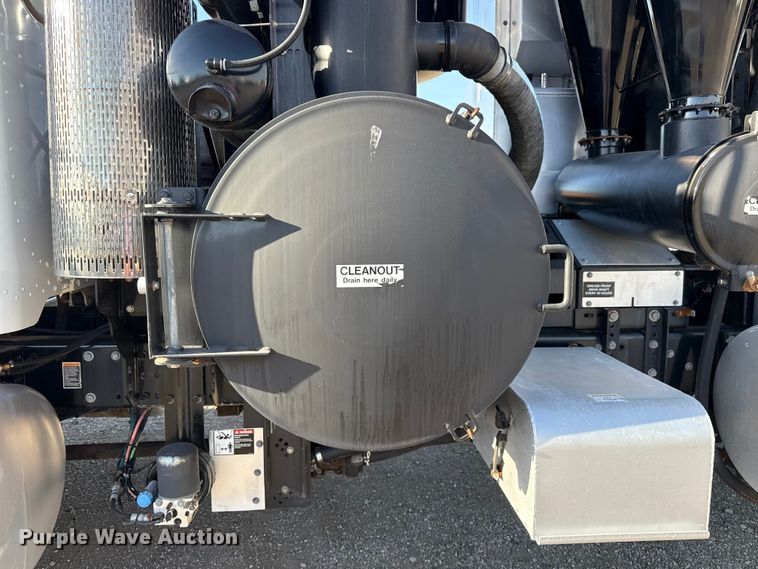 image for item EG1736 2013 Peterbilt 367 vacuum truck