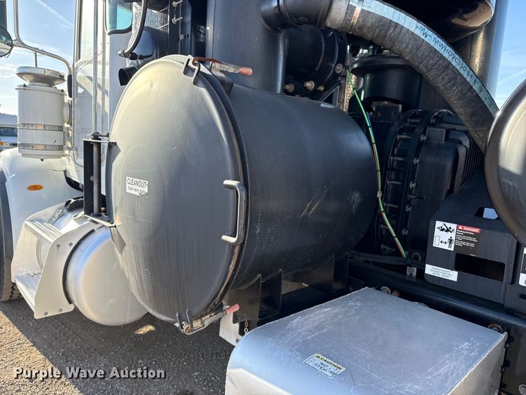 image for item EG1736 2013 Peterbilt 367 vacuum truck