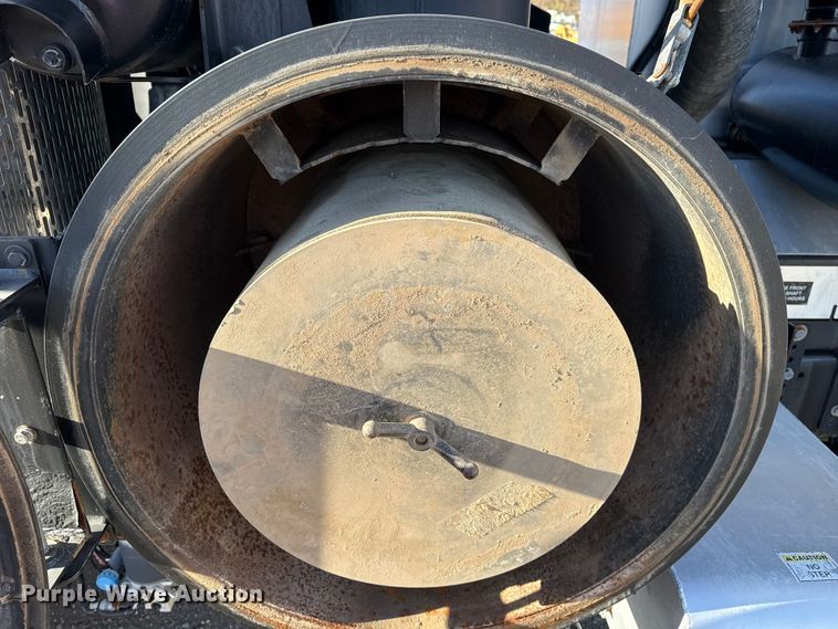 image for item EG1736 2013 Peterbilt 367 vacuum truck