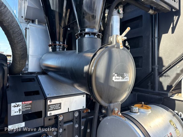 image for item EG1736 2013 Peterbilt 367 vacuum truck