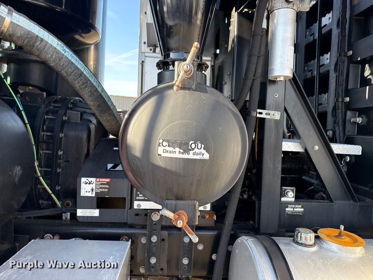 image for item EG1736 2013 Peterbilt 367 vacuum truck