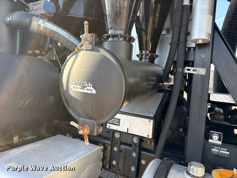 image for item EG1736 2013 Peterbilt 367 vacuum truck