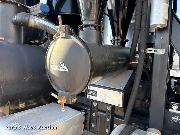 image for item EG1736 2013 Peterbilt 367 vacuum truck