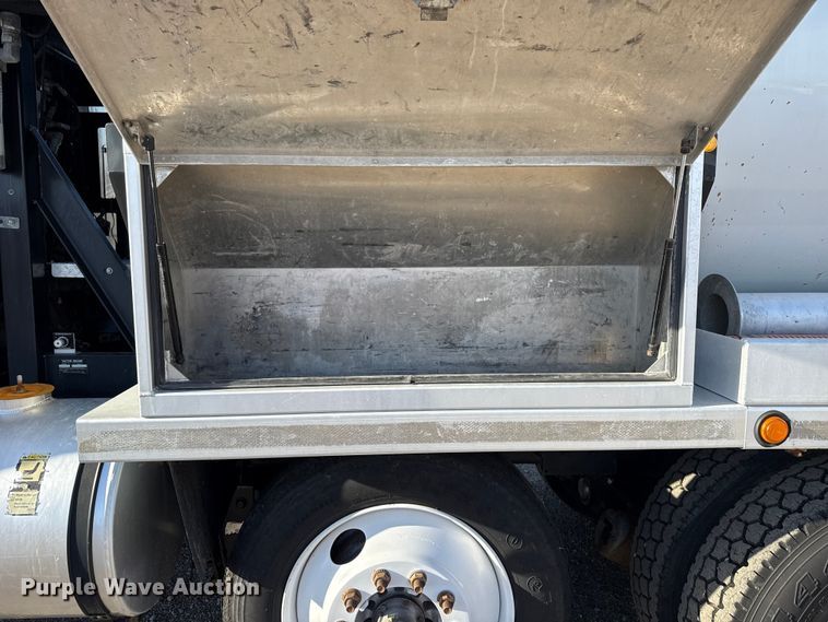 image for item EG1736 2013 Peterbilt 367 vacuum truck