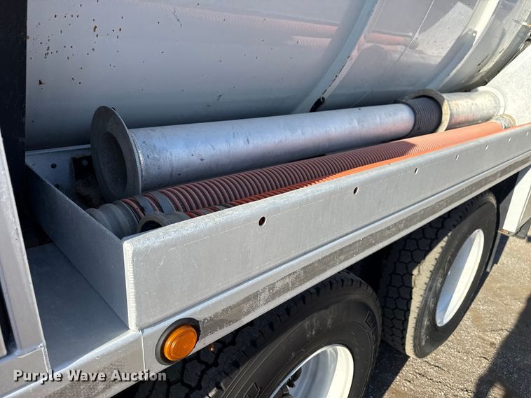 image for item EG1736 2013 Peterbilt 367 vacuum truck