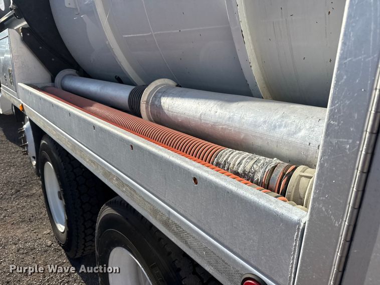 image for item EG1736 2013 Peterbilt 367 vacuum truck