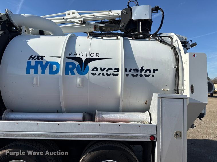 image for item EG1736 2013 Peterbilt 367 vacuum truck