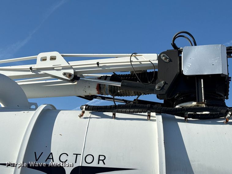 image for item EG1736 2013 Peterbilt 367 vacuum truck