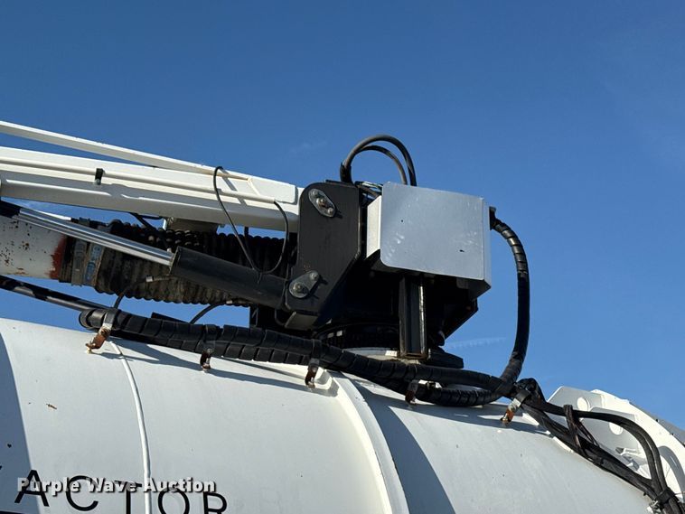 image for item EG1736 2013 Peterbilt 367 vacuum truck