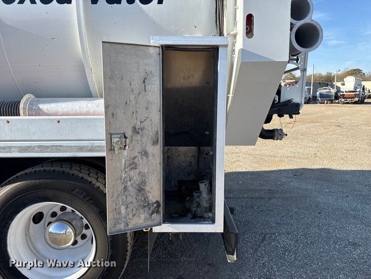 image for item EG1736 2013 Peterbilt 367 vacuum truck