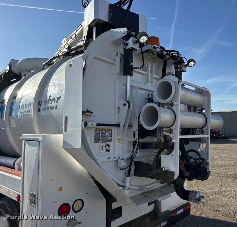 image for item EG1736 2013 Peterbilt 367 vacuum truck