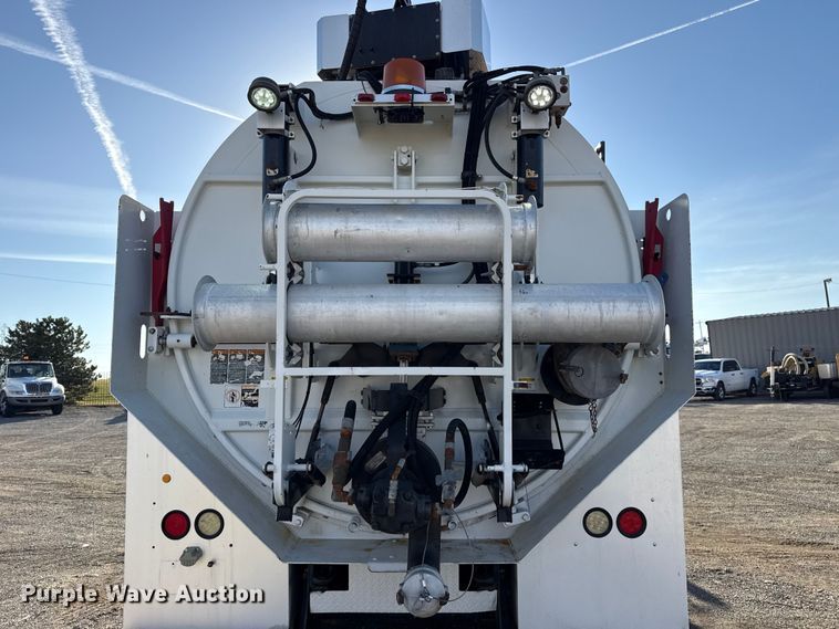 image for item EG1736 2013 Peterbilt 367 vacuum truck